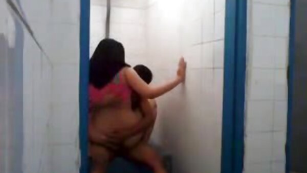 Perempuan manja dengan tetek besar membuatkan dia difitnah dalam pose video lucah terkini mubaligh