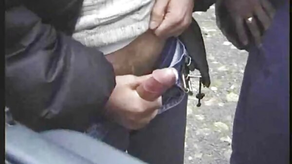 Perempuan murah merangkap ketagih menghisap beberapa ayam video lucah pelajar sekolah jantan dalam adegan gangbang liar