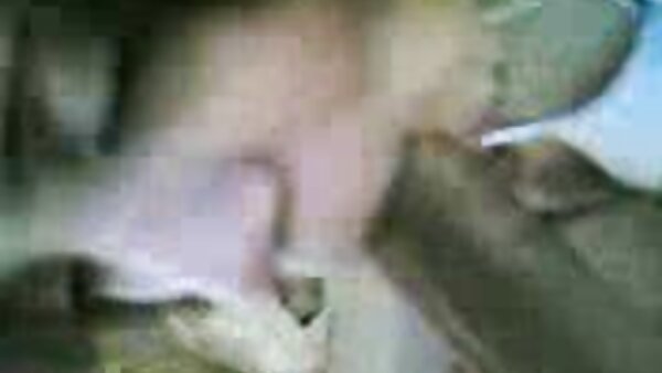 Cangkul India nakal dengan video lucah budak tetek bulat kecil tahu menggunakan mulutnya yang kotor