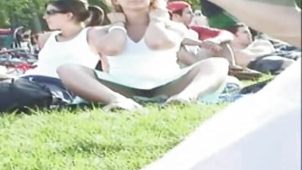 Penggoda Hispanik panas video lucah awek baju kurung Sandra Soto kelihatan baik dalam kedudukan gadis koboi