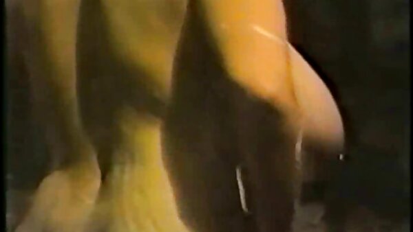 Gadis berkulit filem lucah negro sawo matang dalam stoking merah Lana S menunggang batang kaku